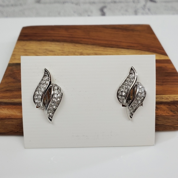 NWT Gorgeous clip-on earrings - Picture 2 of 5